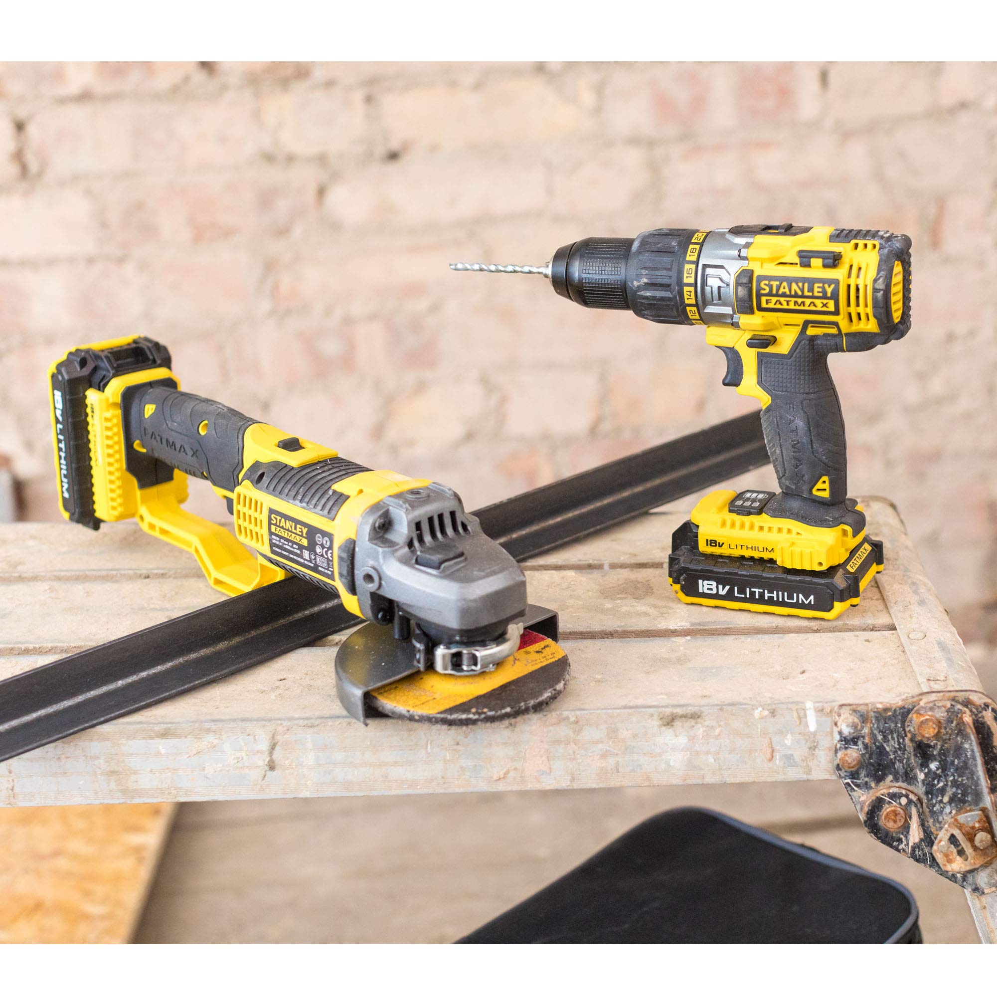 stanley-fatmax-fmck464d2-taladro-percutor-18v-amoladora-125-mm-18v-2-bater-as-2- image 3