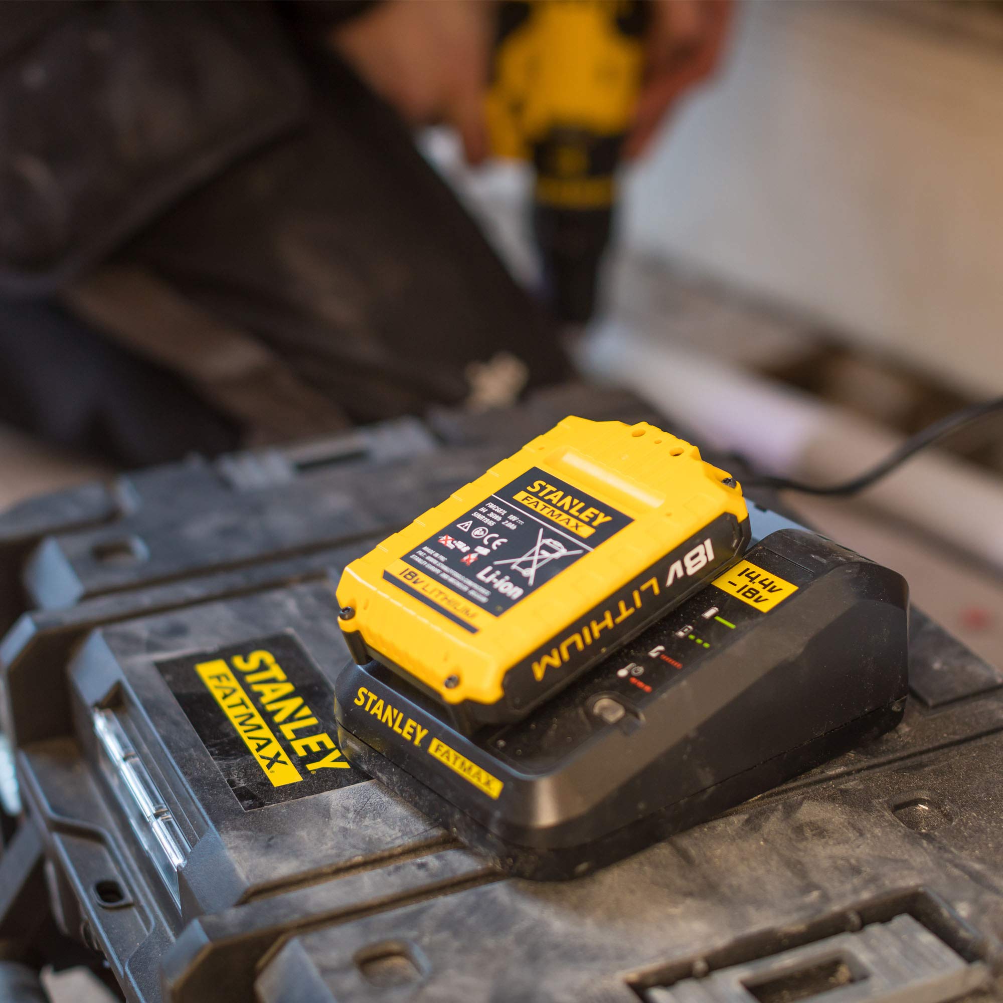 stanley-fatmax-fmc693d2-qw-pack-cargador-y-2-bater-as-de-litio-18v-2ah image 2