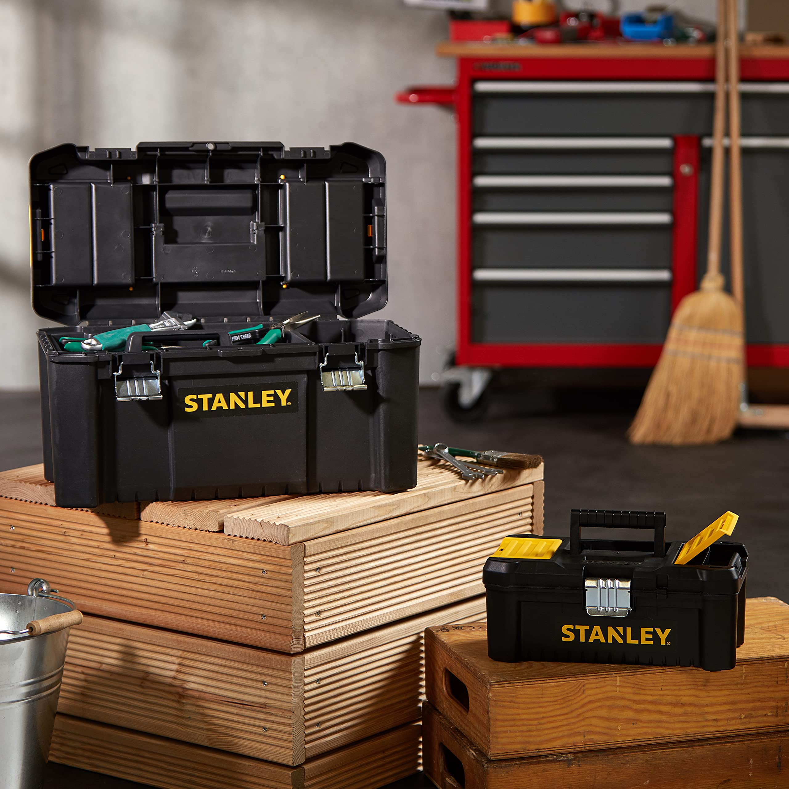 stanley-pack-2-cajas-de-herramientas-apilables-32-cm-y-48-cm-con-cierres-met-lic image 3