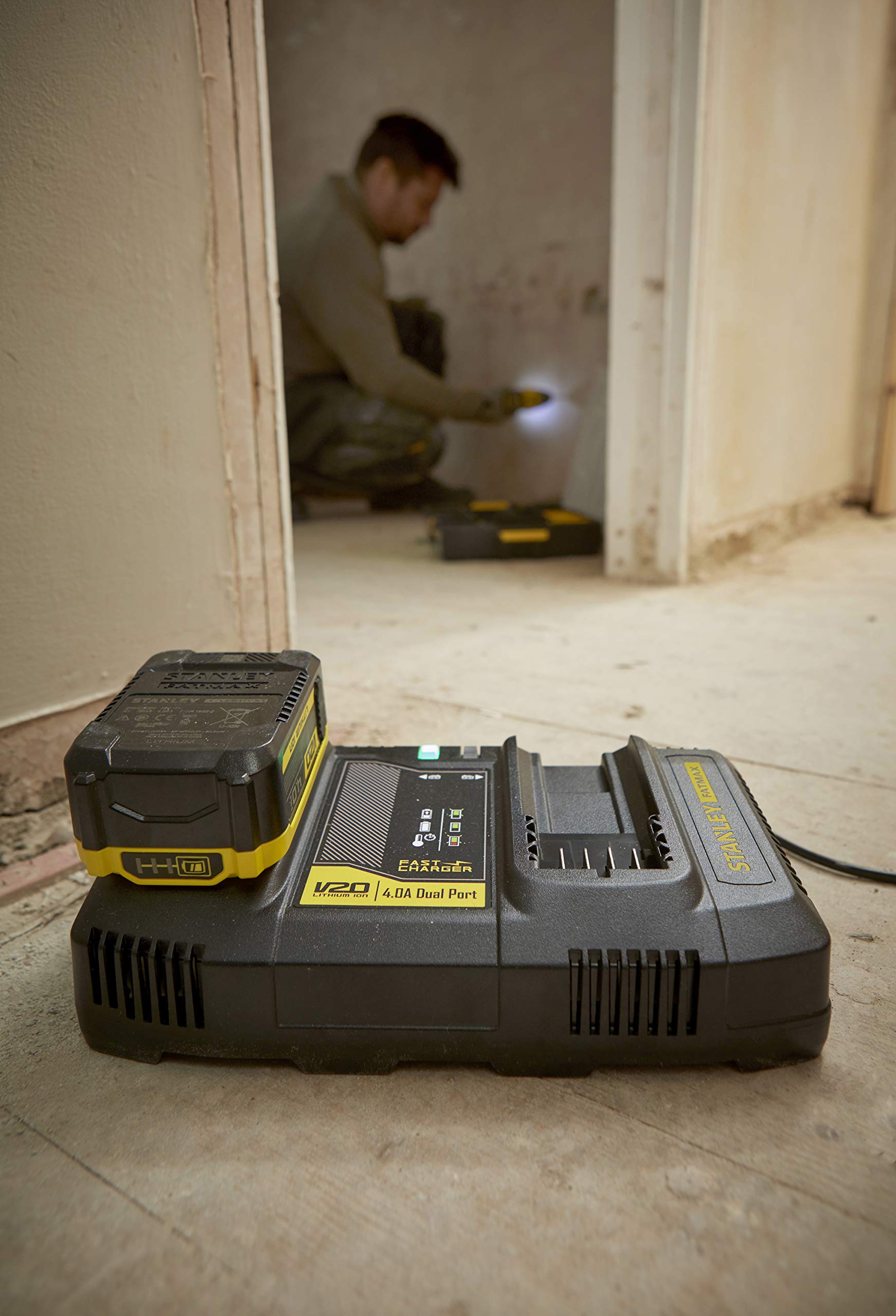 stanley-fatmax-sfmcb24-qw-cargador-doble-v20-li-ion-18v-2-x-4a image 3