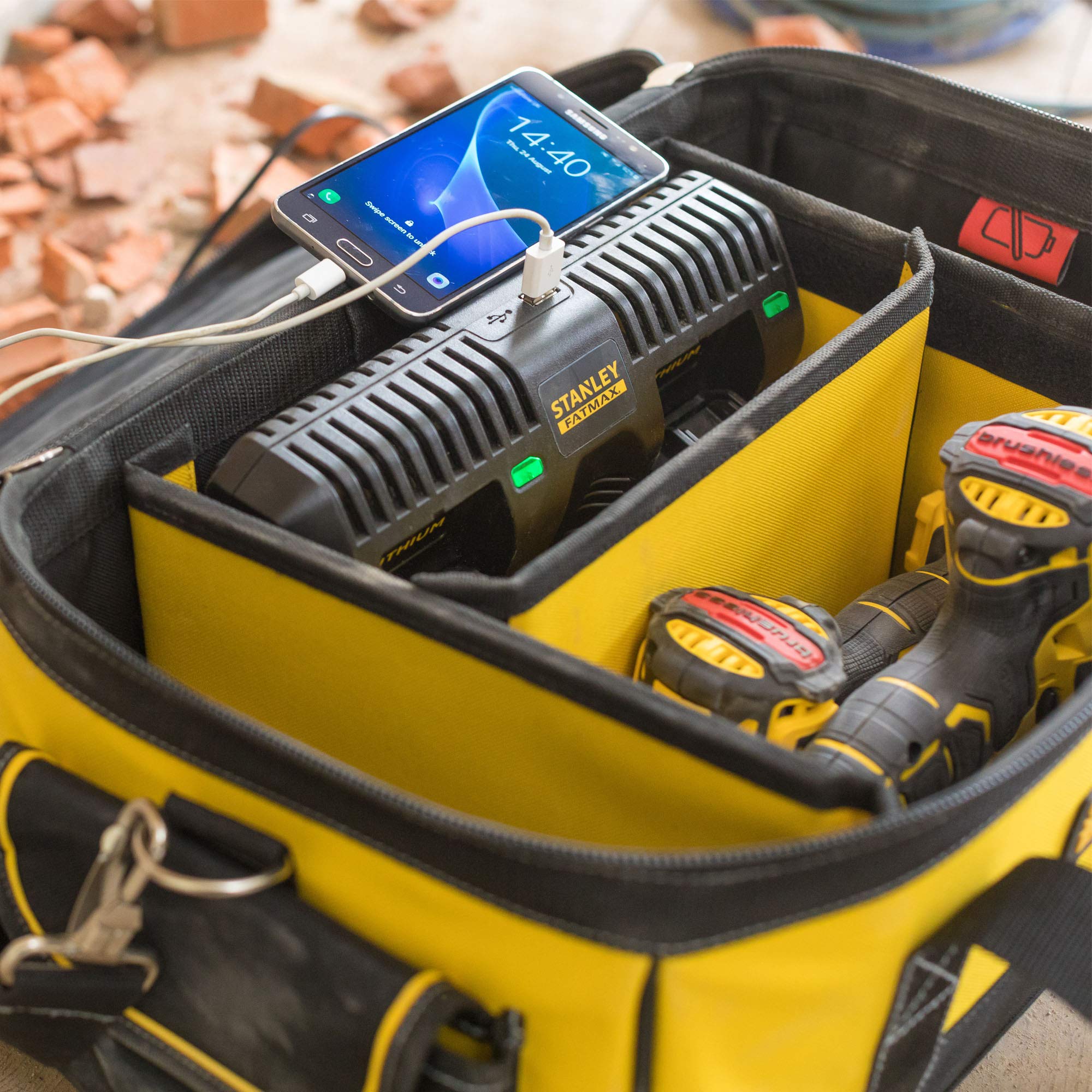 stanley-fatmax-fmcb100b-qw-bolsa-cargador-para-bater-as-de-litio-carga-2-bater-a image 5