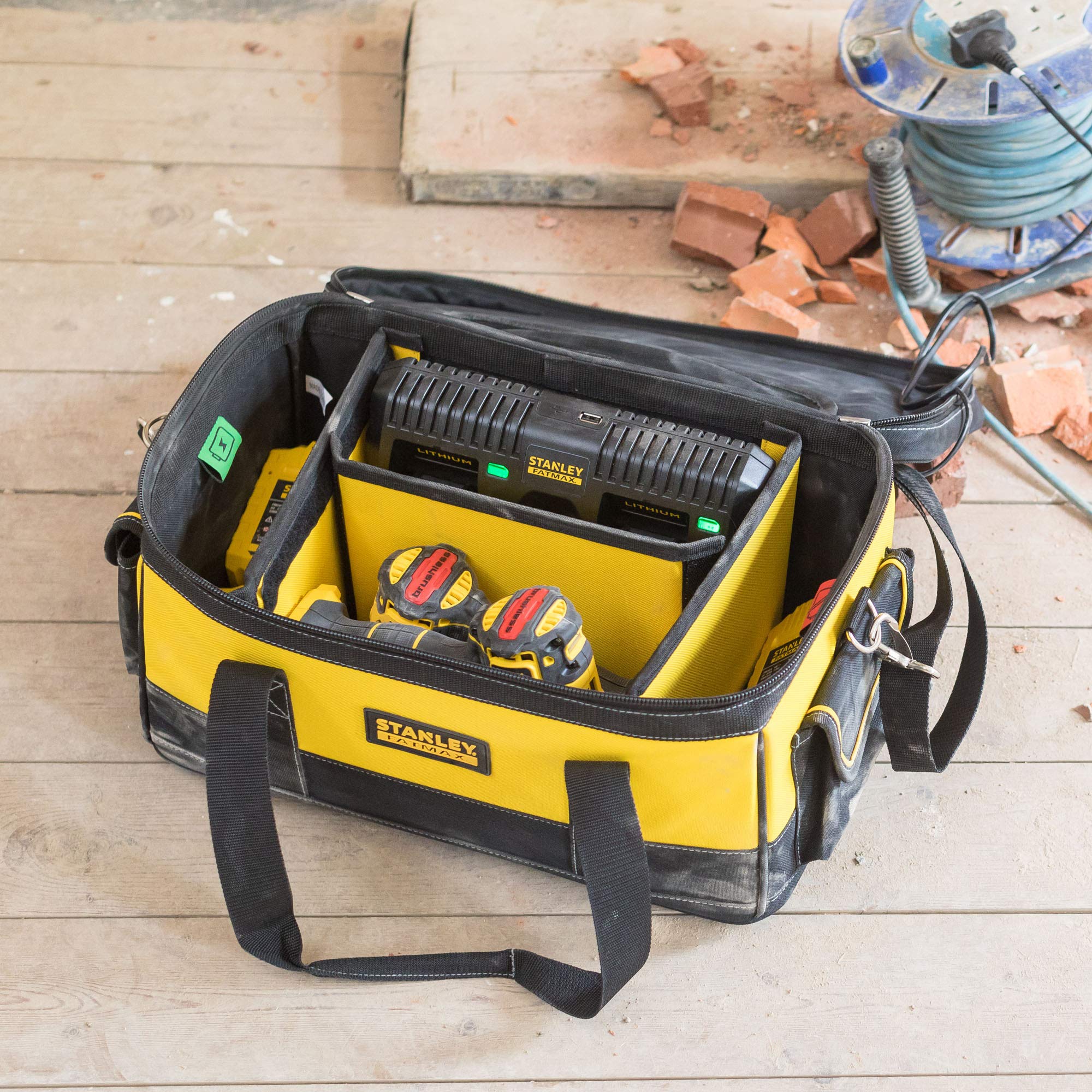 stanley-fatmax-fmcb100b-qw-bolsa-cargador-para-bater-as-de-litio-carga-2-bater-a image 7