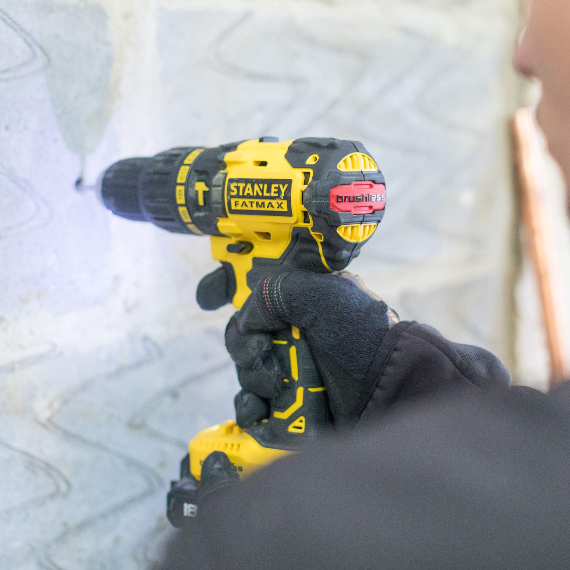stanley-fatmax-fmc628d2k-qw-taladro-percutor-brushless-18v-28-900-ipm-con-2-bate image 3
