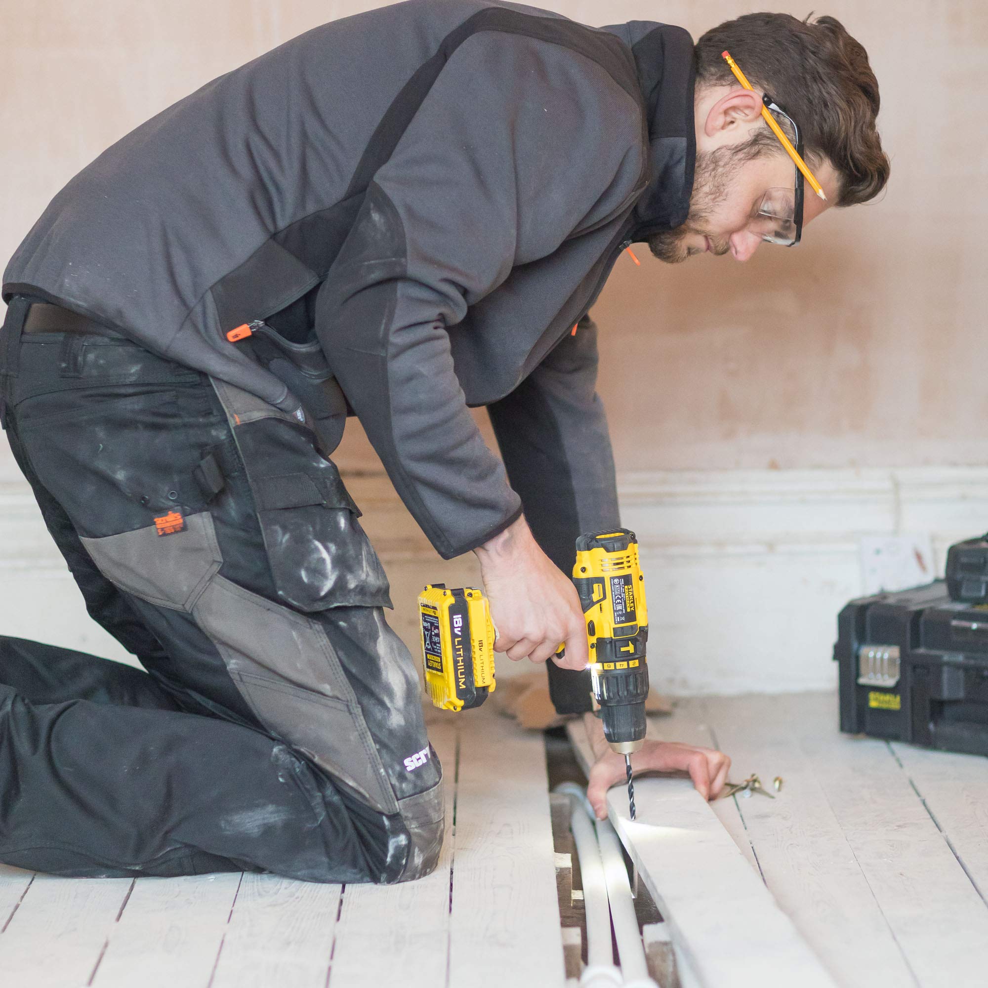 stanley-fatmax-fmck626d2sa-qw-taladro-percutor-18v-con-2-bater-as-2ah-y-set-de-5 image 5