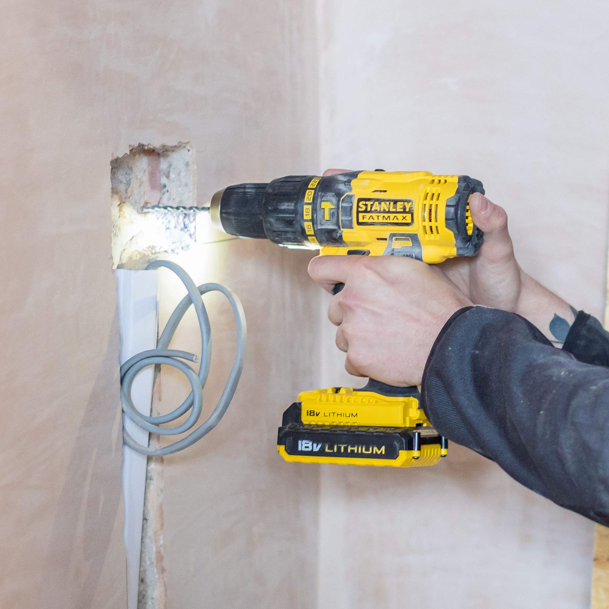 stanley-fatmax-fmck626d2sa-qw-taladro-percutor-18v-con-2-bater-as-2ah-y-set-de-5 image 4