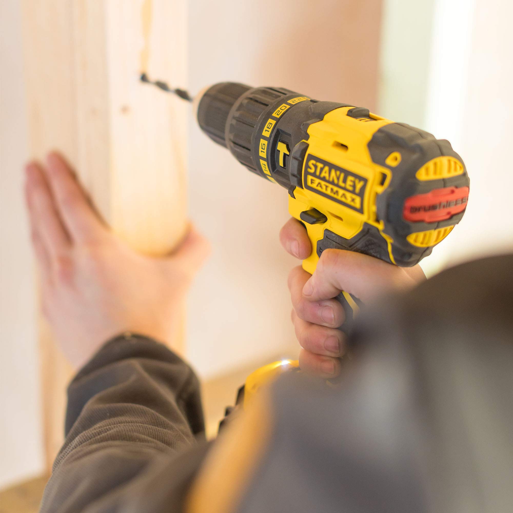 stanley-fatmax-fmc628d2k-qw-taladro-percutor-brushless-18v-28-900-ipm-con-2-bate image 4