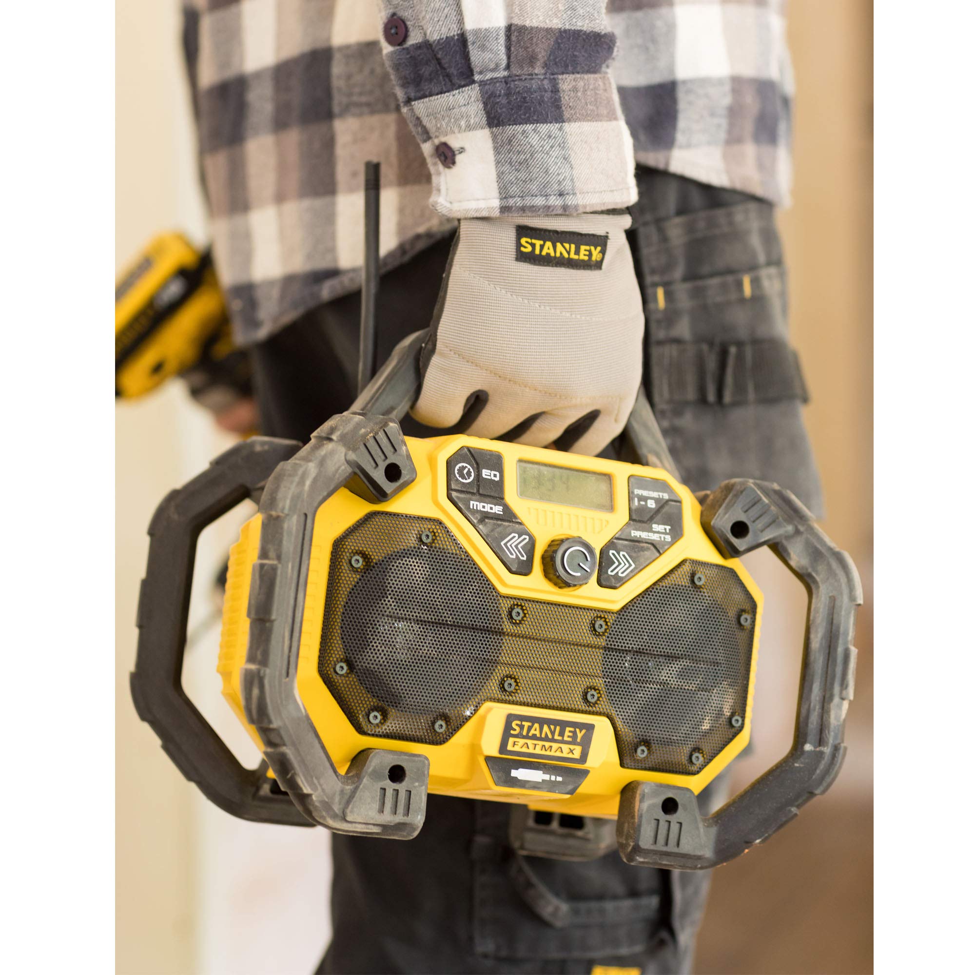 stanley-fatmax-fmcr001b-qw-radio-con-cargador-18v-2ah-para-bater-as-de-litio image 4