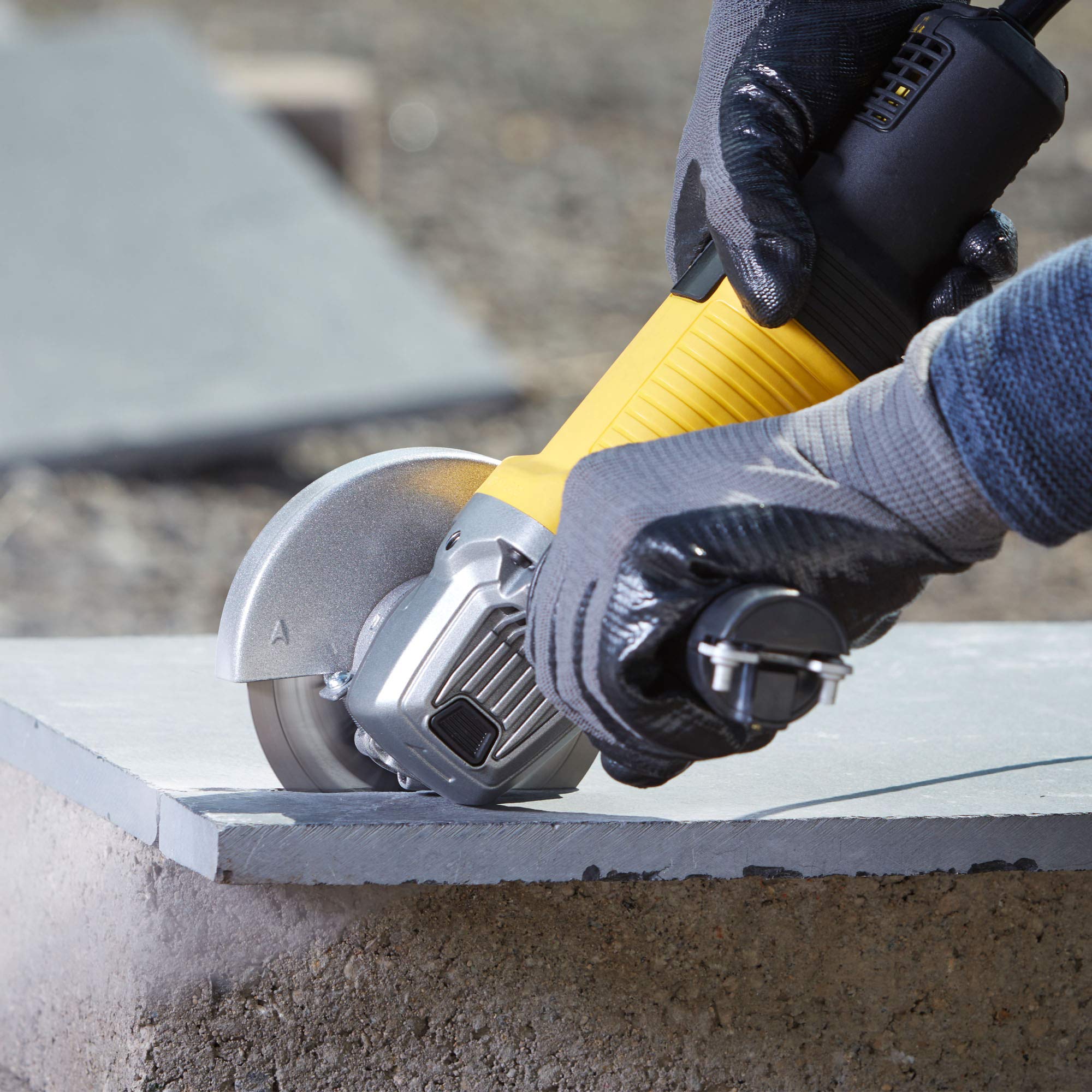 stanley-fatmax-fmeg210k-qs-amoladora-115-mm-850w-con-malet-n image 3