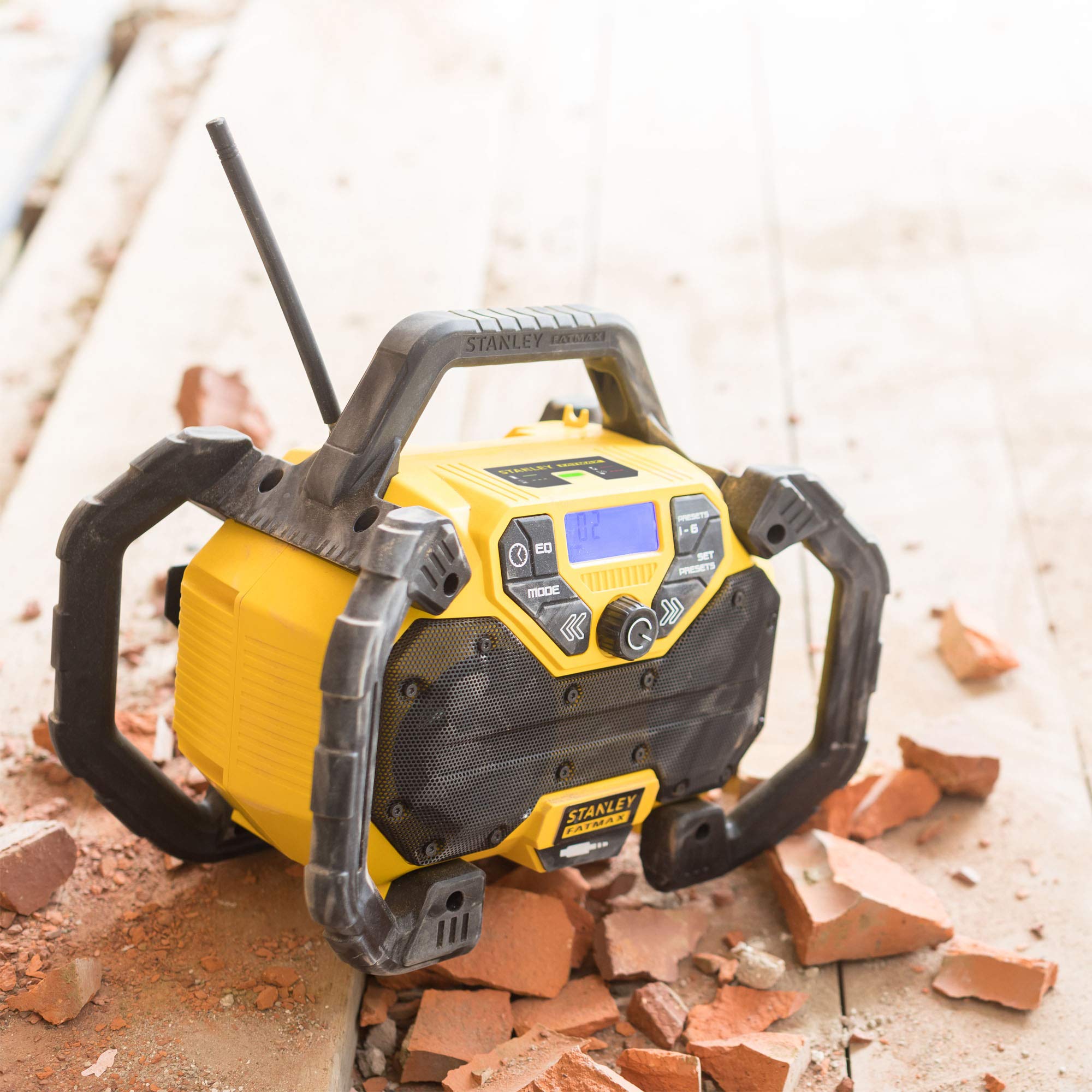 stanley-fatmax-fmcr001b-qw-radio-con-cargador-18v-2ah-para-bater-as-de-litio image 5