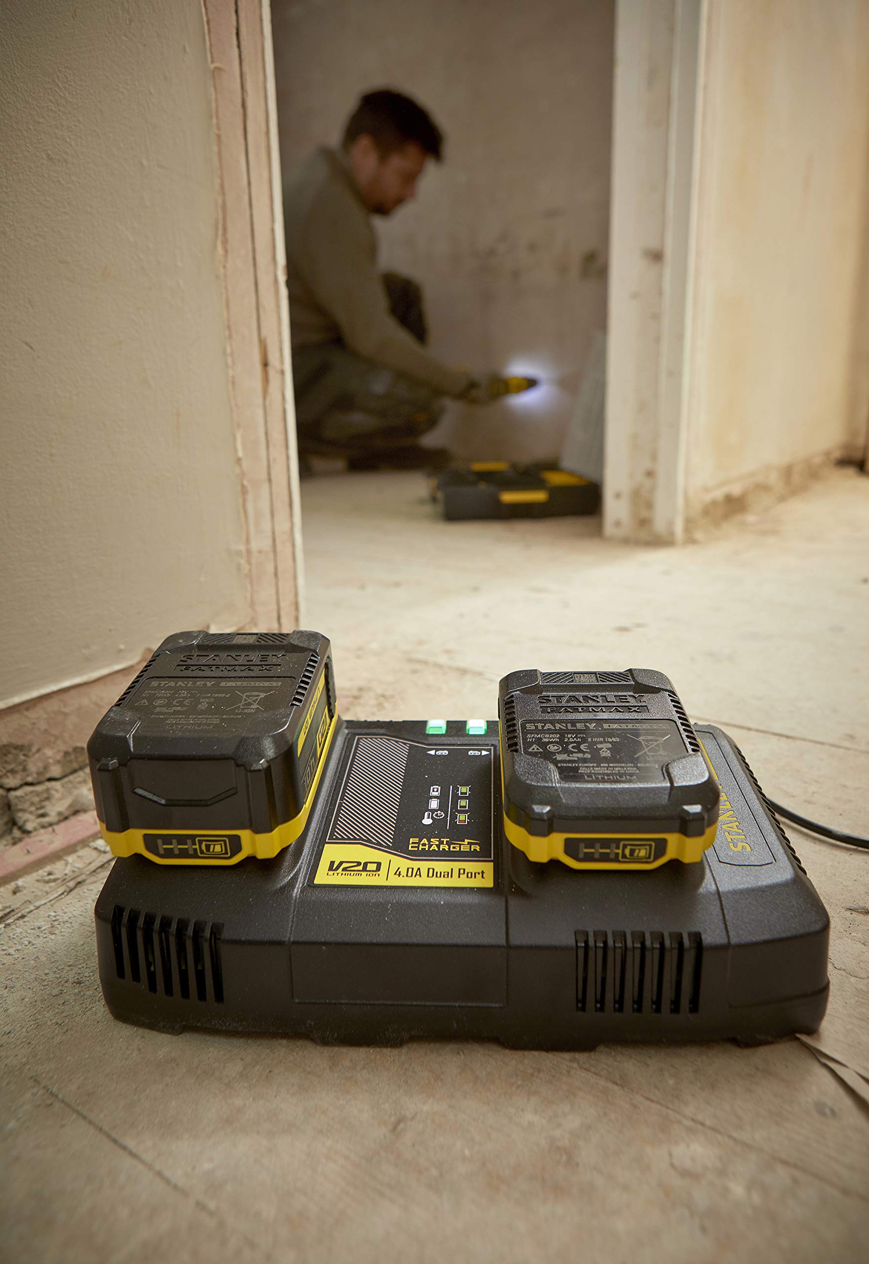 stanley-fatmax-sfmcb24-qw-cargador-doble-v20-li-ion-18v-2-x-4a image 4