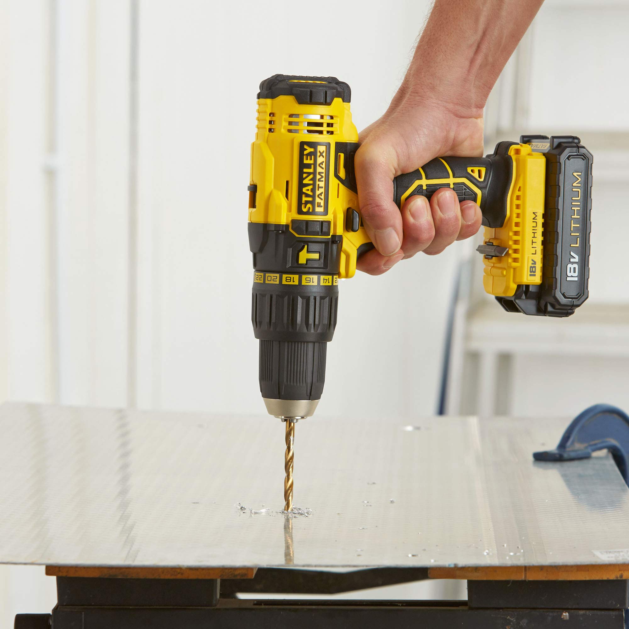 stanley-fatmax-fmck626d2sa-qw-taladro-percutor-18v-con-2-bater-as-2ah-y-set-de-5 image 3